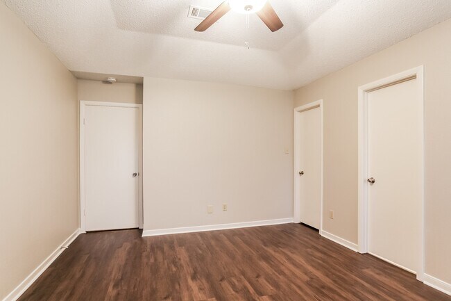 Building Photo - 18606 Hiddenbay Way