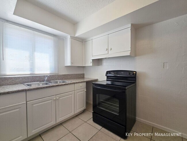 Building Photo - 1904 Rexford Dr