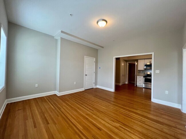 Building Photo - 212 W Burke St