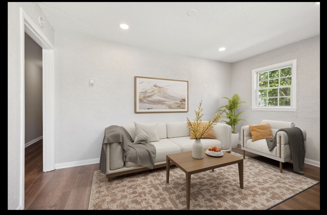Building Photo - Newly Renovated Unit!