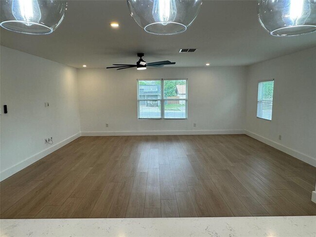 Building Photo - 5805 N Hampton Dr