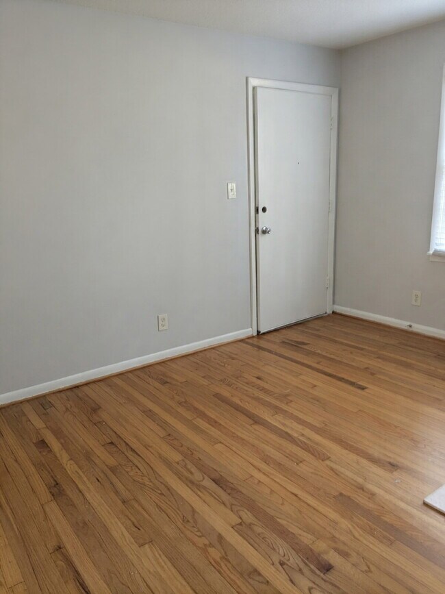 Building Photo - One bedroom opportunity in Five Points!