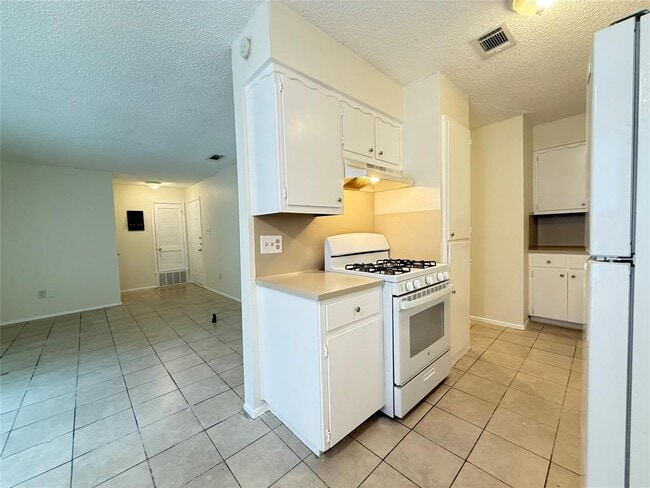 Building Photo - 10613 Golden Quail Dr