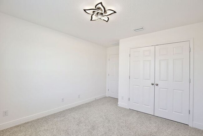 Building Photo - Stylish and Spacious 3/2.5 Home with No Re...