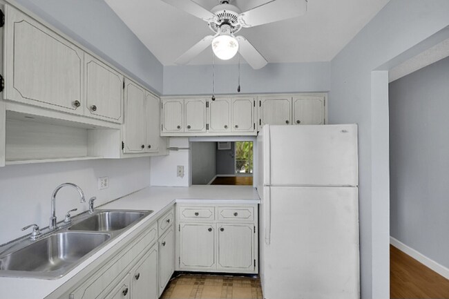 Building Photo - 2115 NE 42nd Ct