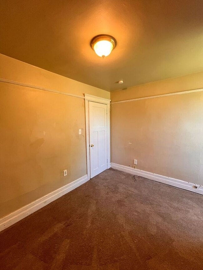 Building Photo - Cozy 2-Bedroom Apartment in Prime Location...