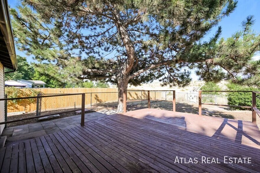 Building Photo - 14955 E Columbia Dr
