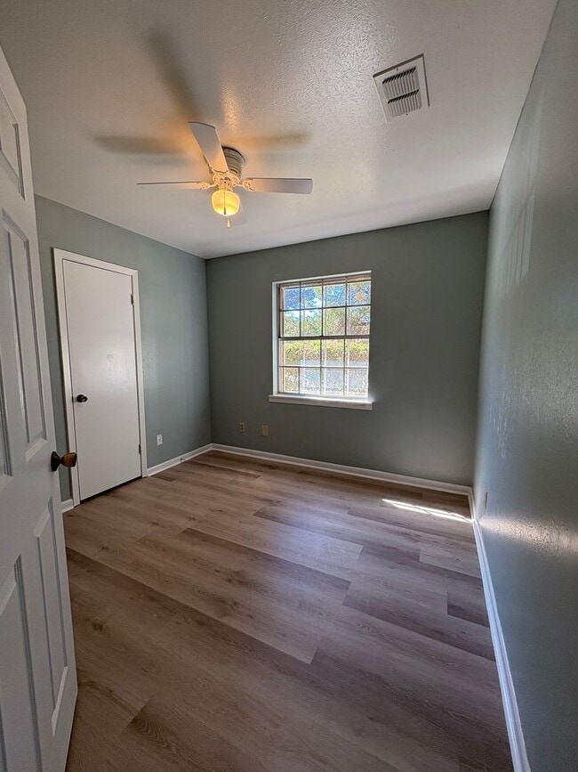 Building Photo - Gorgeous 4 bedroom/1.5 bath house with Central Air & Heat