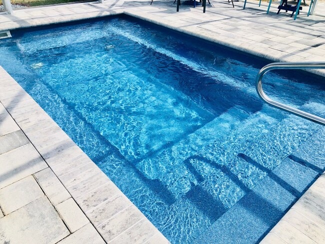 Building Photo - Experience this Short Term Furnished Off season Single Family 2/2 Pool home.