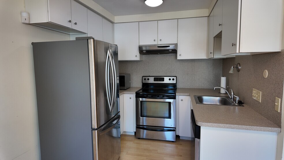 Building Photo - 2 Meadowbrook Dr