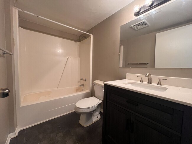 Building Photo - Lower Level 2 Bedroom Apartment MOVE IN SPECIAL!