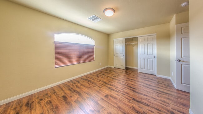 Building Photo - Gorgeous 5 bedroom home in Southern Highlands area