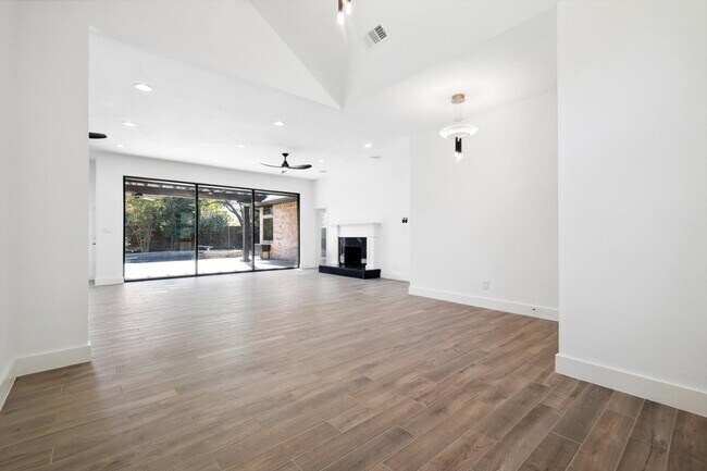Building Photo - 6814 Hyacinth Ln