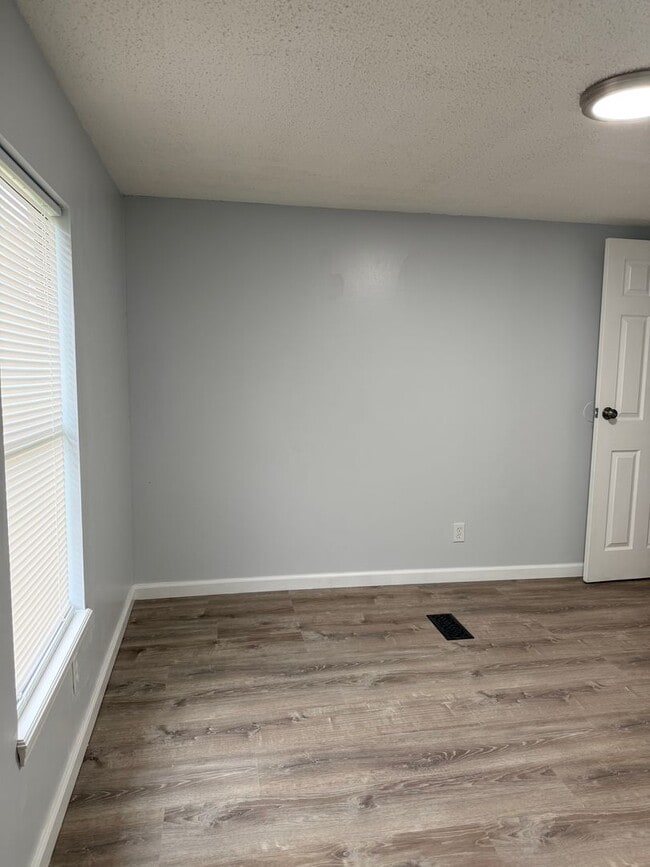 Building Photo - Rare Rockford rental available now!