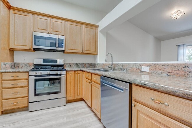 Building Photo - Beautiful 2 Bedroom Home Backing to Greenbelt