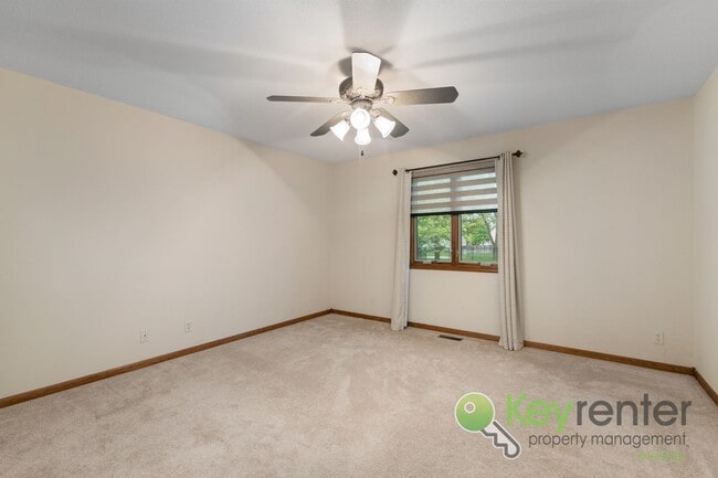 Building Photo - Beautiful 4 bed/3 bath with golf course vi...