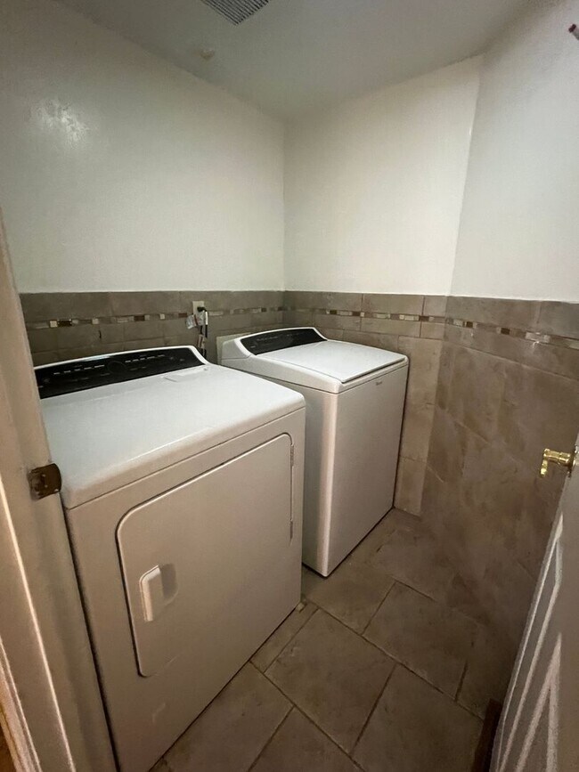 Building Photo - 4528 Whitney Cir