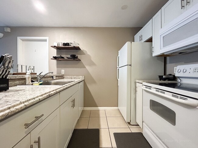 Building Photo - *3800 SW 20th Avenue - University Terrace West 206A - D