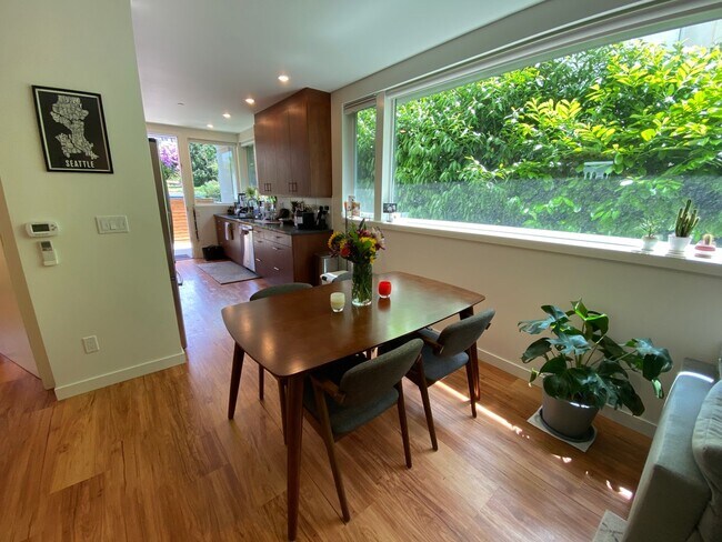 Building Photo - Sola 16