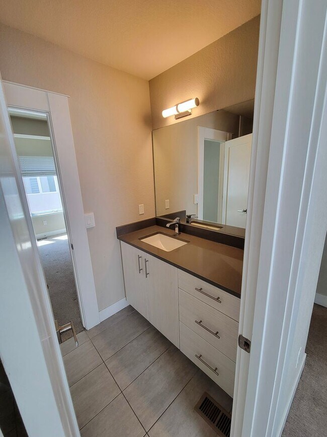 Building Photo - Beautiful 3 Bed 2 Bath Townhome Near Sloans