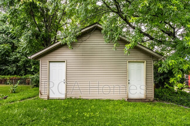 Building Photo - 1046 E Bradbury Ave