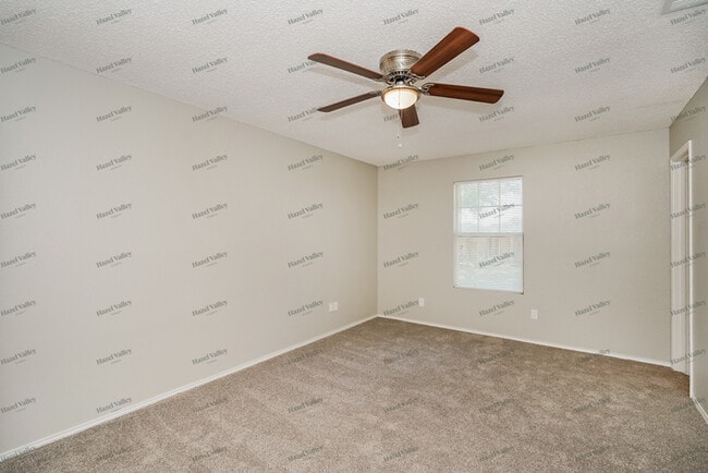 Building Photo - 806 Clover Ln