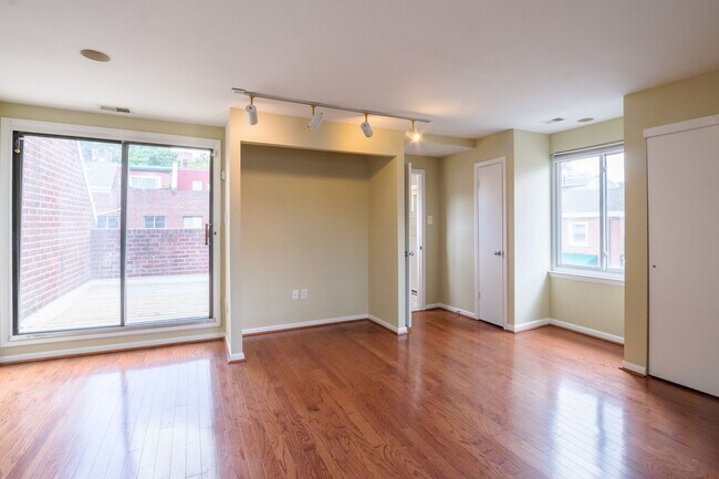 Building Photo - Beautiful Three Bedroom in Washington Square West