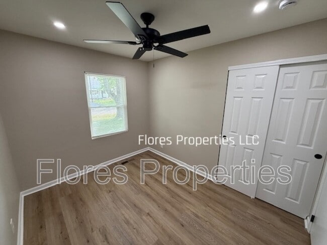 Building Photo - 1300 Evaline Dr