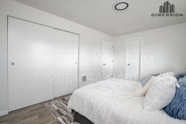 Building Photo - Modern & Updated 2-Bedroom, 1-Bath Duplex ...