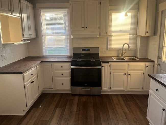 Building Photo - Adorable updated home in Moline!