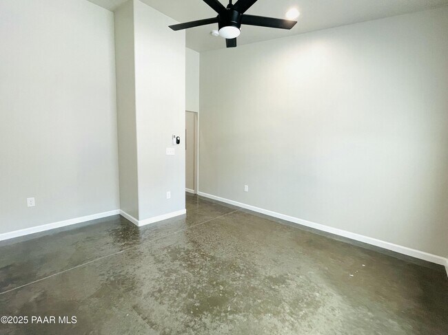 Building Photo - 720 N Walnut St