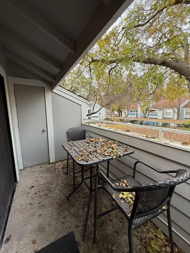 Building Photo - 2 bed 1 bath condo available in Natomas area