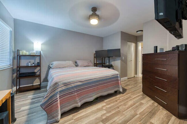 Building Photo - 3895 Island Club Cir W