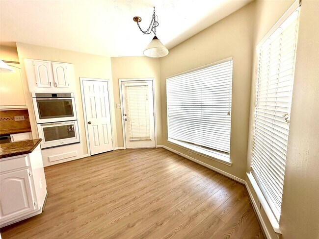 Building Photo - 3302 Richland Dr