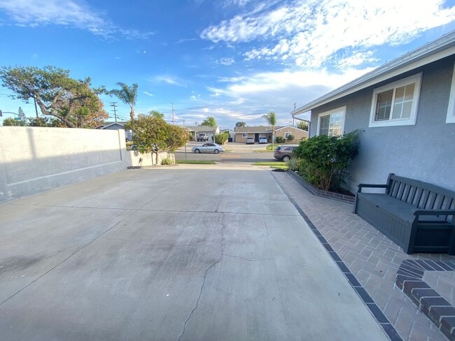 Building Photo - Updated 3 Bedroom Cypress House w/ 2 Car G...