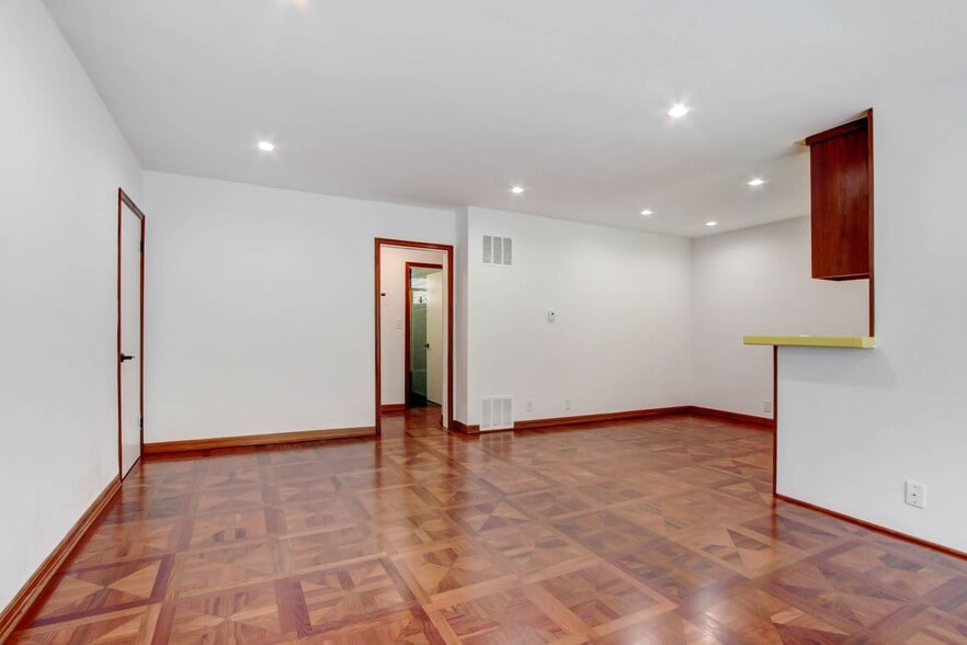 Building Photo - 807 5th St