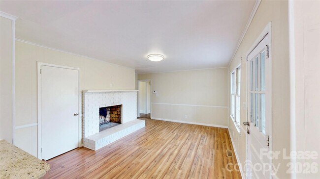 Building Photo - 6821 View Way Dr