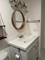 Building Photo - 565 Quaker Ln