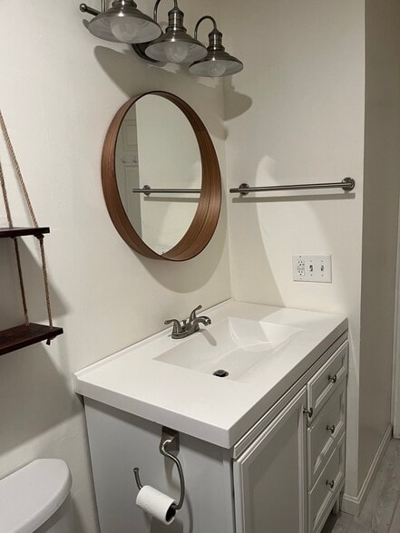 Primary Photo - 565 Quaker Ln