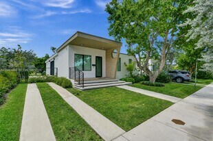 Building Photo - 180 SW 38th Ct