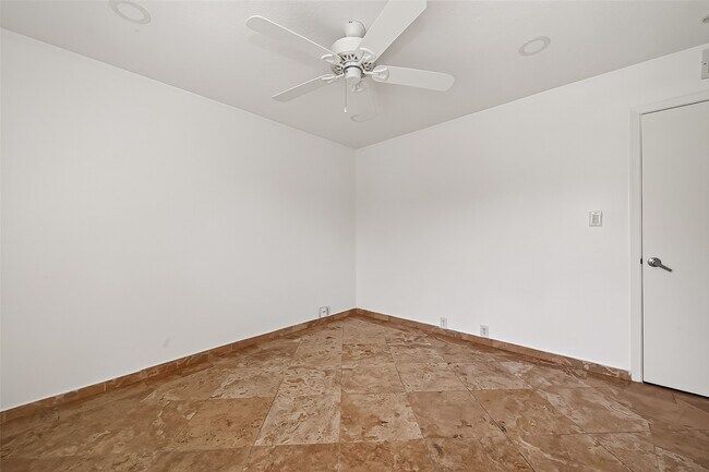 Building Photo - 3303 W Greenridge Dr