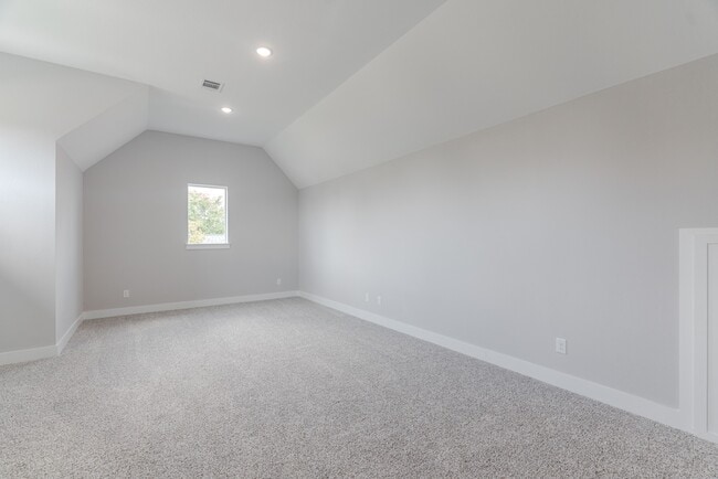 Building Photo - 624 Edgewood Dr