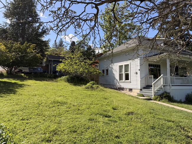 Building Photo - 227 Meade St
