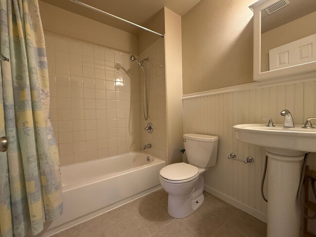 Building Photo - 408 E Del Norte St