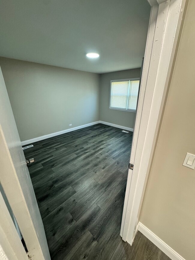 Building Photo - 5556 Allemong Dr