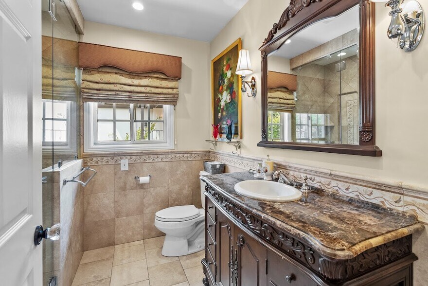 Building Photo - 1617 N Orange Grove Ave