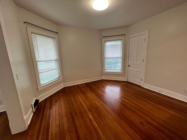 Building Photo - 3 BR House available in June