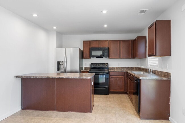 Building Photo - Spacious 4-Bedroom Home for Rent in Prime ...