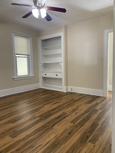 Building Photo - 1707 E Thomas Ave