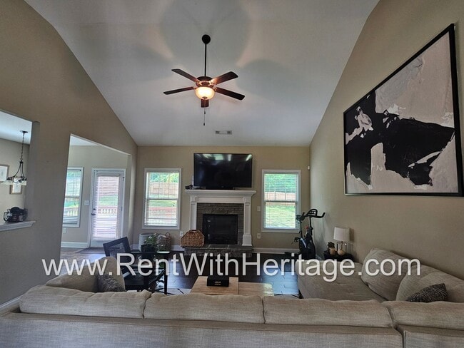 Building Photo - Gorgeous 3 bd / 2 bath / Attention to Deta...
